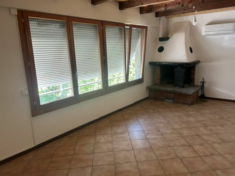 Charmante 3.5-Zimmerwohnung mit Cheminée, Balkon und modernem Wohnkomfort in Orselina / Affascinante appartamento di 3.5 locali con camino, balcone e comfort abitativo moderno a Orselina (6)