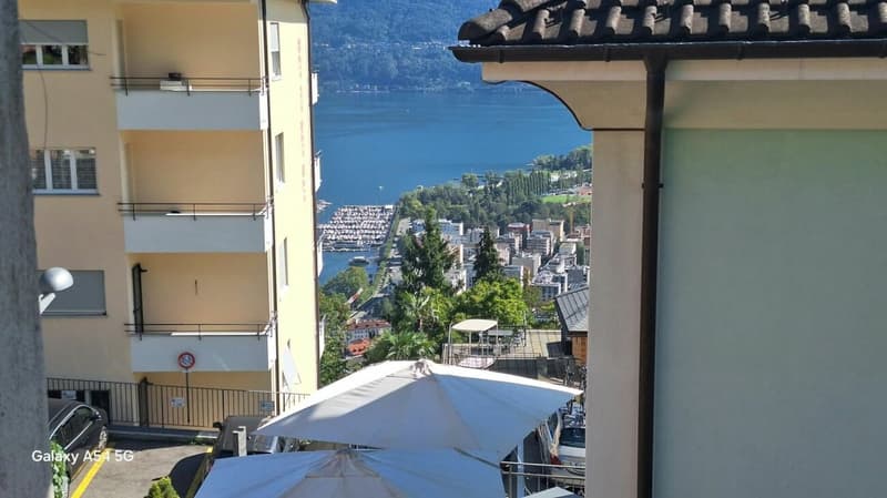 Charmante 3.5-Zimmerwohnung mit Cheminée, Balkon und modernem Wohnkomfort in Orselina / Affascinante appartamento di 3.5 locali con camino, balcone e comfort abitativo moderno a Orselina (1)