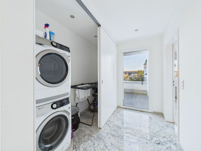 Exklusive 4.5-Zimmer-Attikawohnung - Luxusausbau, Designer-Küche & zwei Terrassen im Zentrum von Kloten (16)