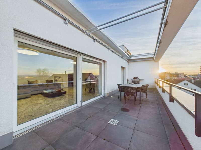 Exklusive 4.5-Zimmer-Attikawohnung - Luxusausbau, Designer-Küche & zwei Terrassen im Zentrum von Kloten (2)