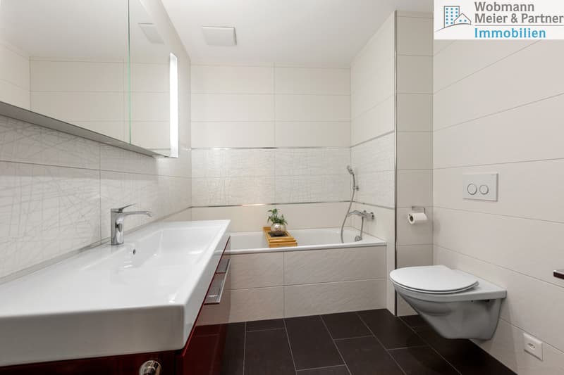 Badezimmer im OG mit Walk-In Dusche und Badewanne