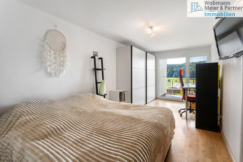 Schlafzimmer mit Zugang zum Balkon...