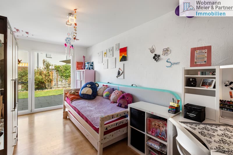 Kinderzimmer mit Zugang zur Garten-Terrasse