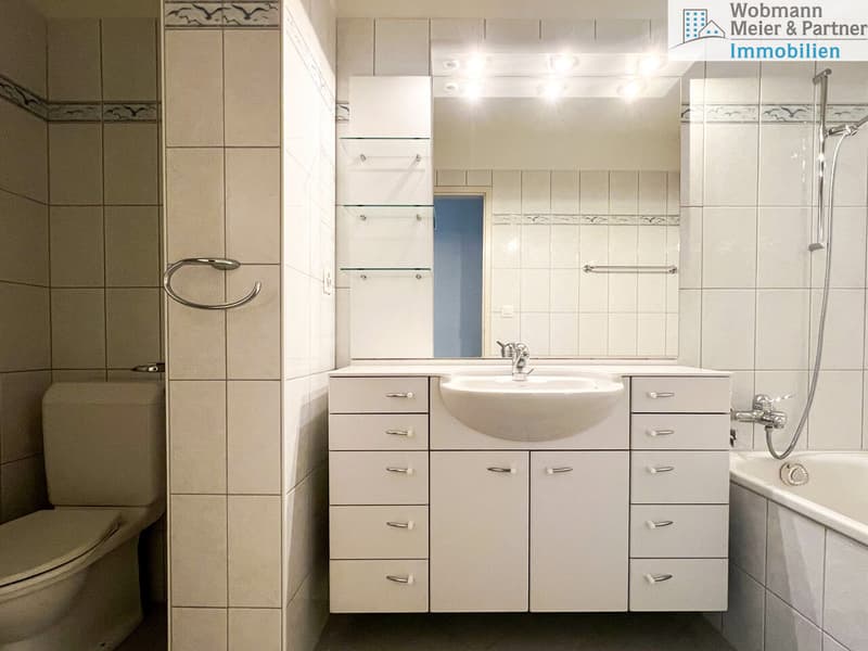 Kompaktes Bad mit Badewanne