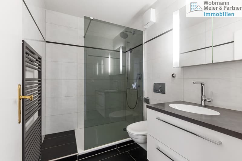 Badezimmer mit Dusche, Lavabo, WC