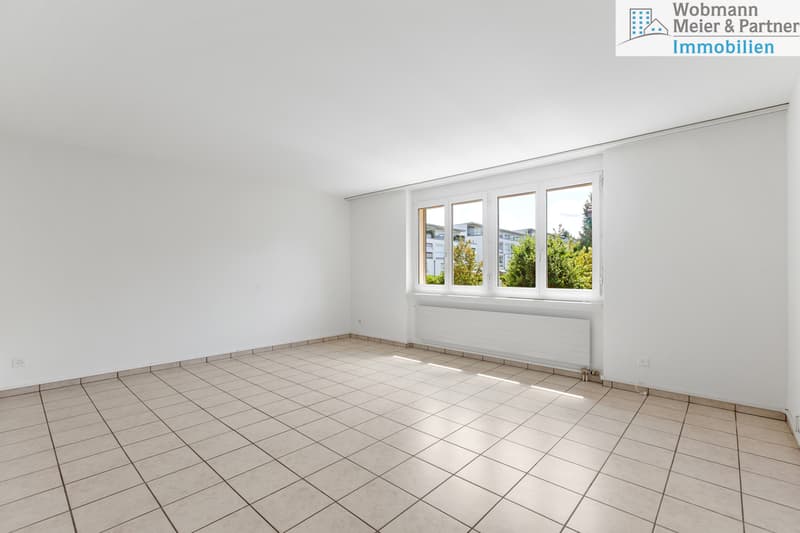 Grosses Wohnzimmer mit Plattenboden