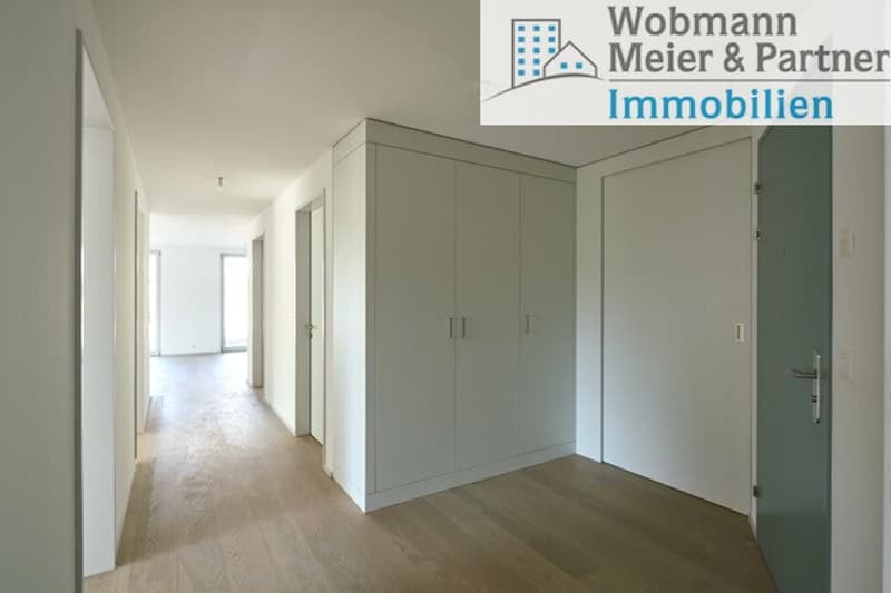 Moderne 4.5-Zimmer-Wohnung mit Eigentumsstandard an zentraler Lage (1)