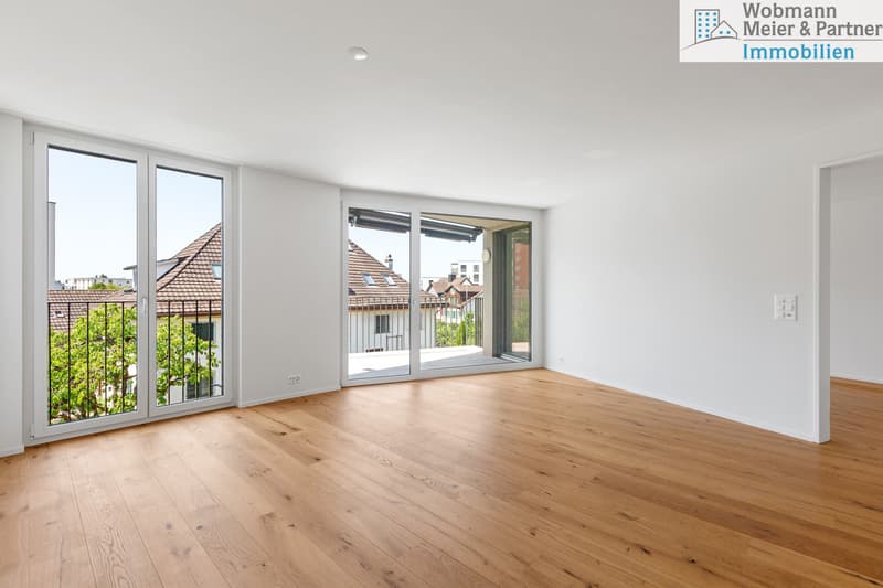 Heller Wohn/Ess-Bereich mit Zugang zu einem der beiden Balkon von je 8 m2
