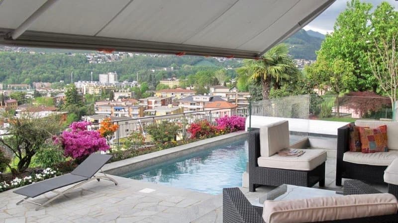 Esclusiva villa con piscina in bella zona residenziale