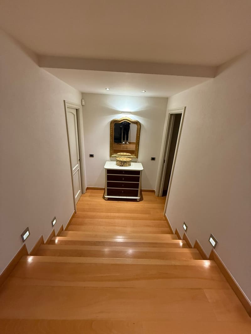 modern design, wooden floor, white walls, mirror, lights, steps