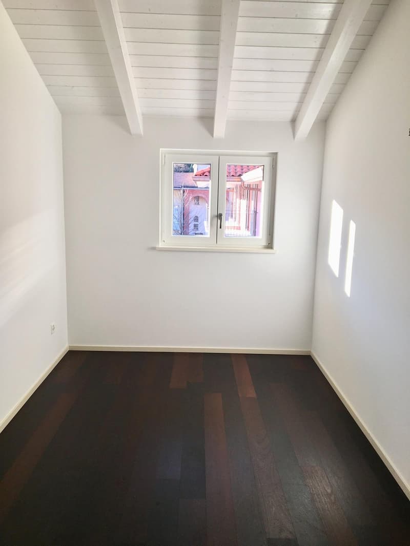 empty room, white walls, wooden floor, window