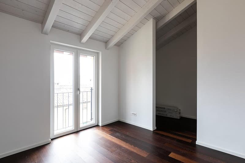 empty room, white walls, wooden floor, sliding glass door, balcony