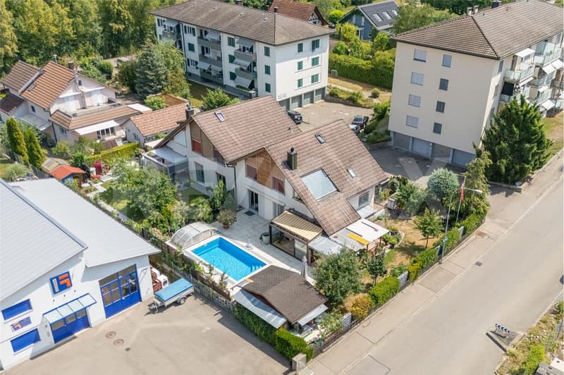 Einseitig angebautes Einfamilienhaus mit Wintergarten und überdeckbarem Pool (3)