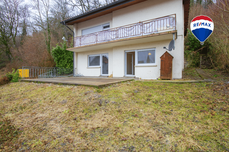 Zweifamilienhaus in sonniger Hanglage mit Weitblick in Richtung Schweiz in Stühlingen