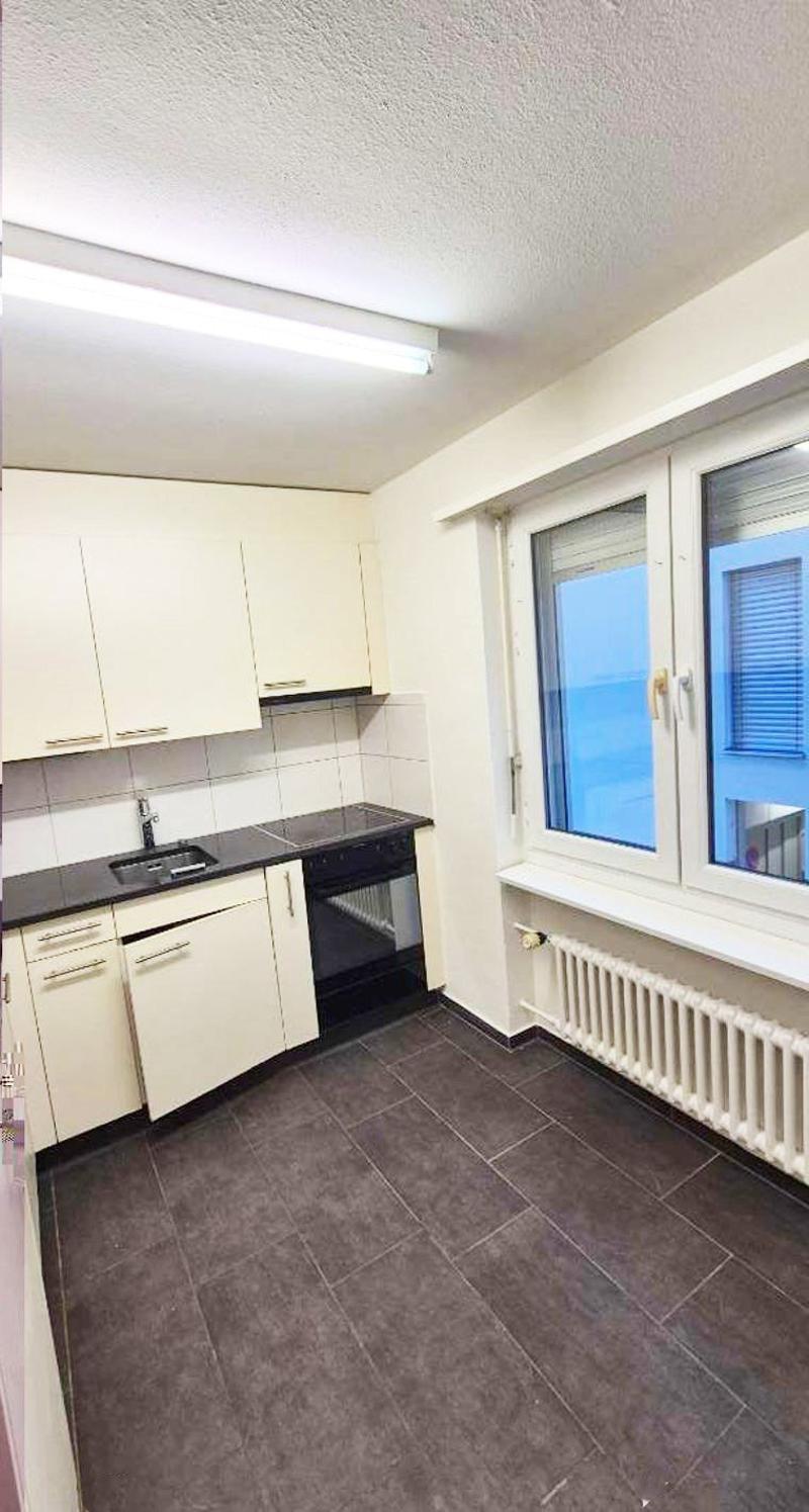 Charming 4.5-room apartment with balcony in Biel (2)