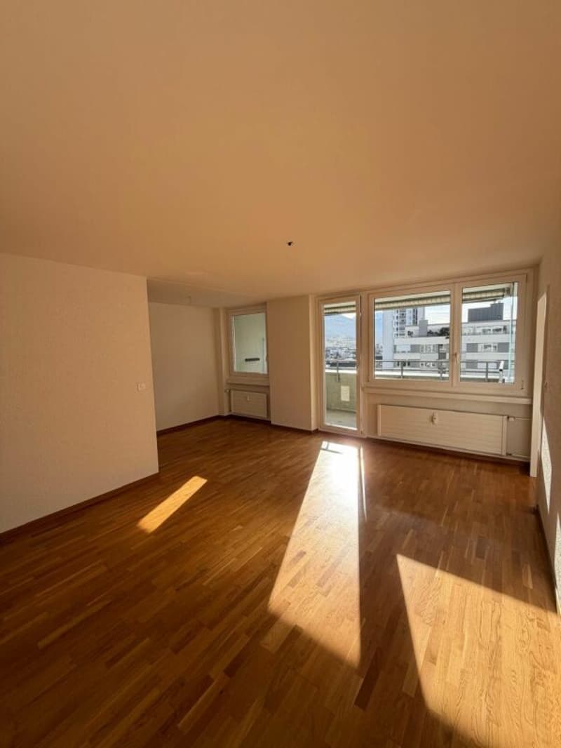 Schöne, helle 4-Zimmer-Wohnung mit Balkon & Bergsicht an zentraler Lage in Chur (5)