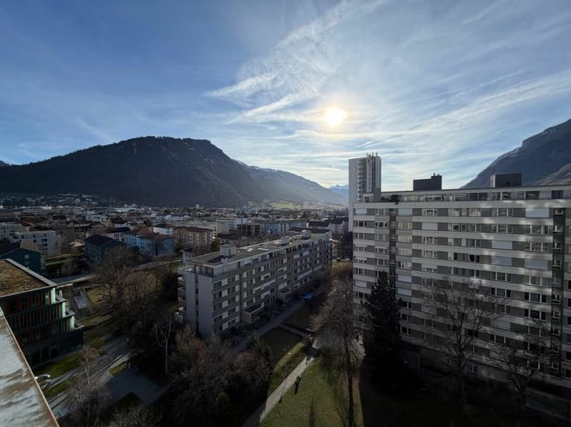 Schöne, helle 4-Zimmer-Wohnung mit Balkon & Bergsicht an zentraler Lage in Chur (2)
