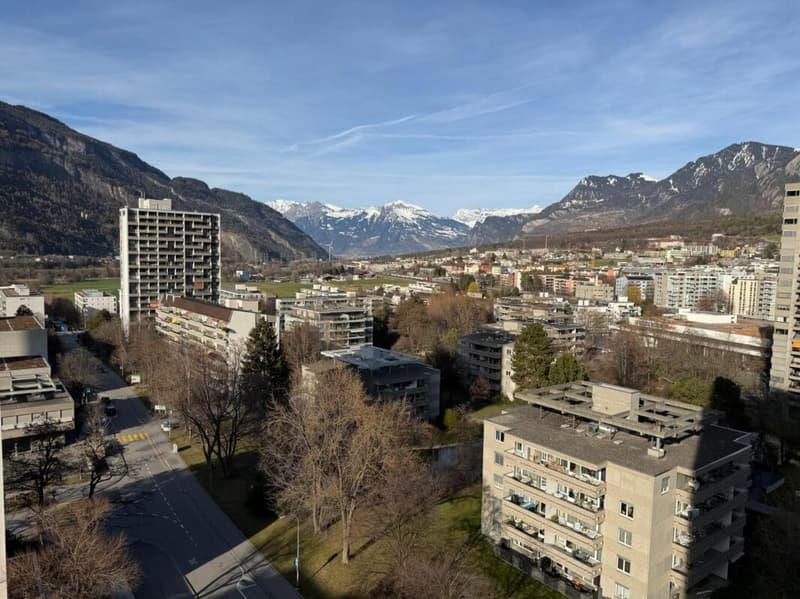 Schöne, helle 4-Zimmer-Wohnung mit Balkon & Bergsicht an zentraler Lage in Chur (3)