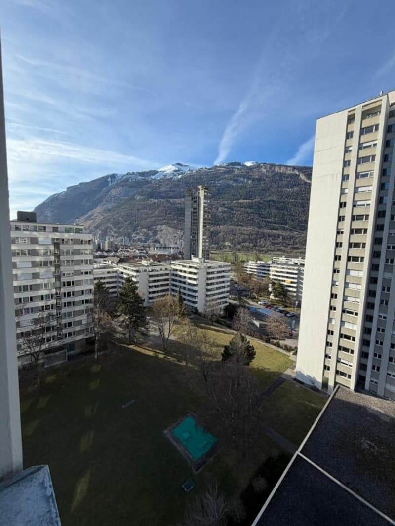 Schöne, helle 4-Zimmer-Wohnung mit Balkon & Bergsicht an zentraler Lage in Chur (4)