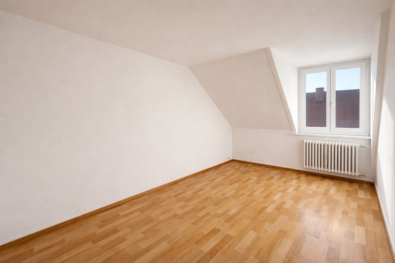 empty room, wooden floor, white walls, window, radiator