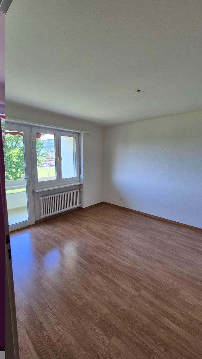 Appartamento luminoso 2.5 locali con balcone a Biel – disponibile immediatamente! (4)