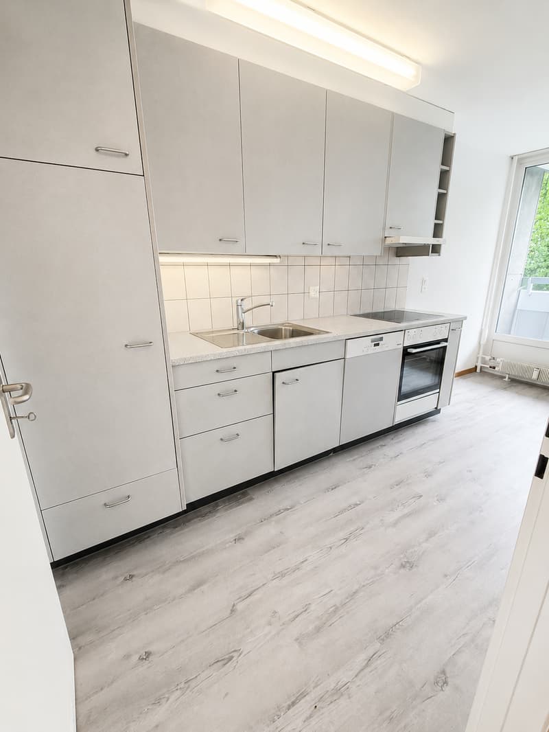 Helle 4.5-Zimmer-Wohnung mit Balkon in Nidau – sofort verfügbar! (2)
