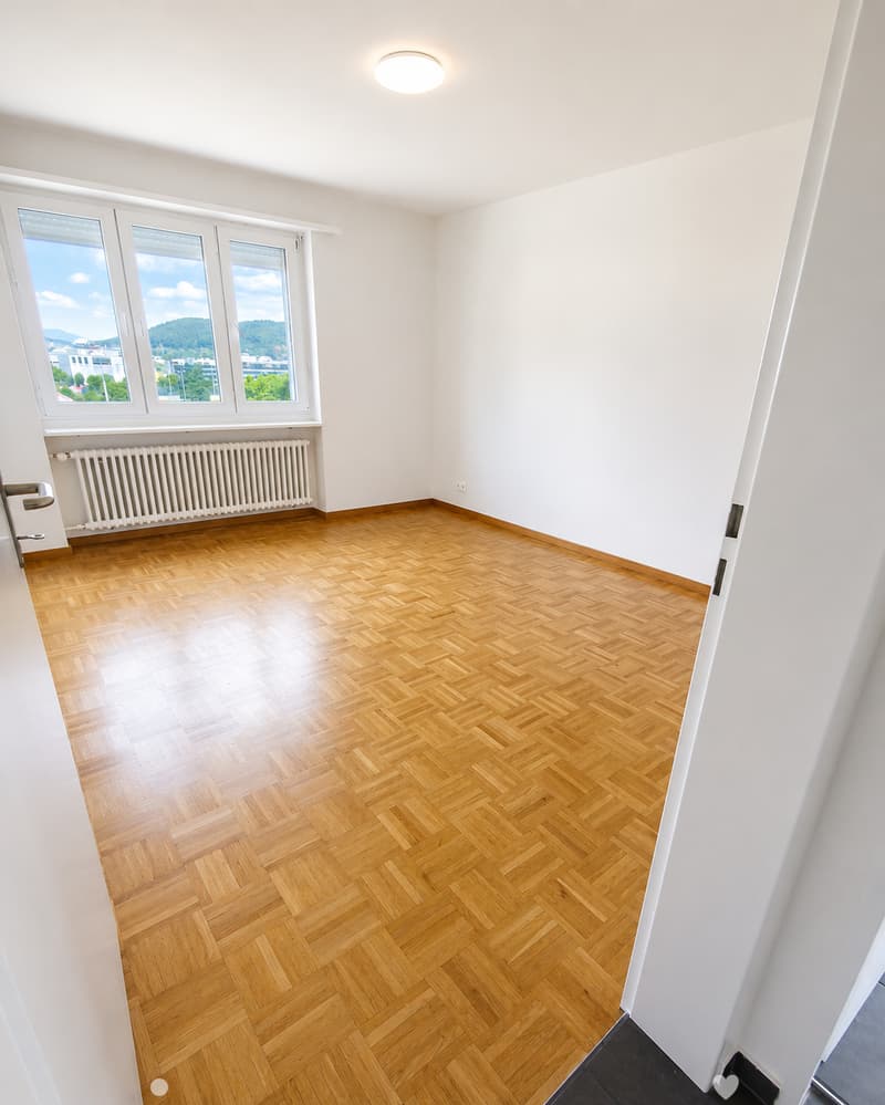 Helle 5.5-Zimmer-Wohnung im 6. OG mit Balkon und Weitblick in Biel (3)