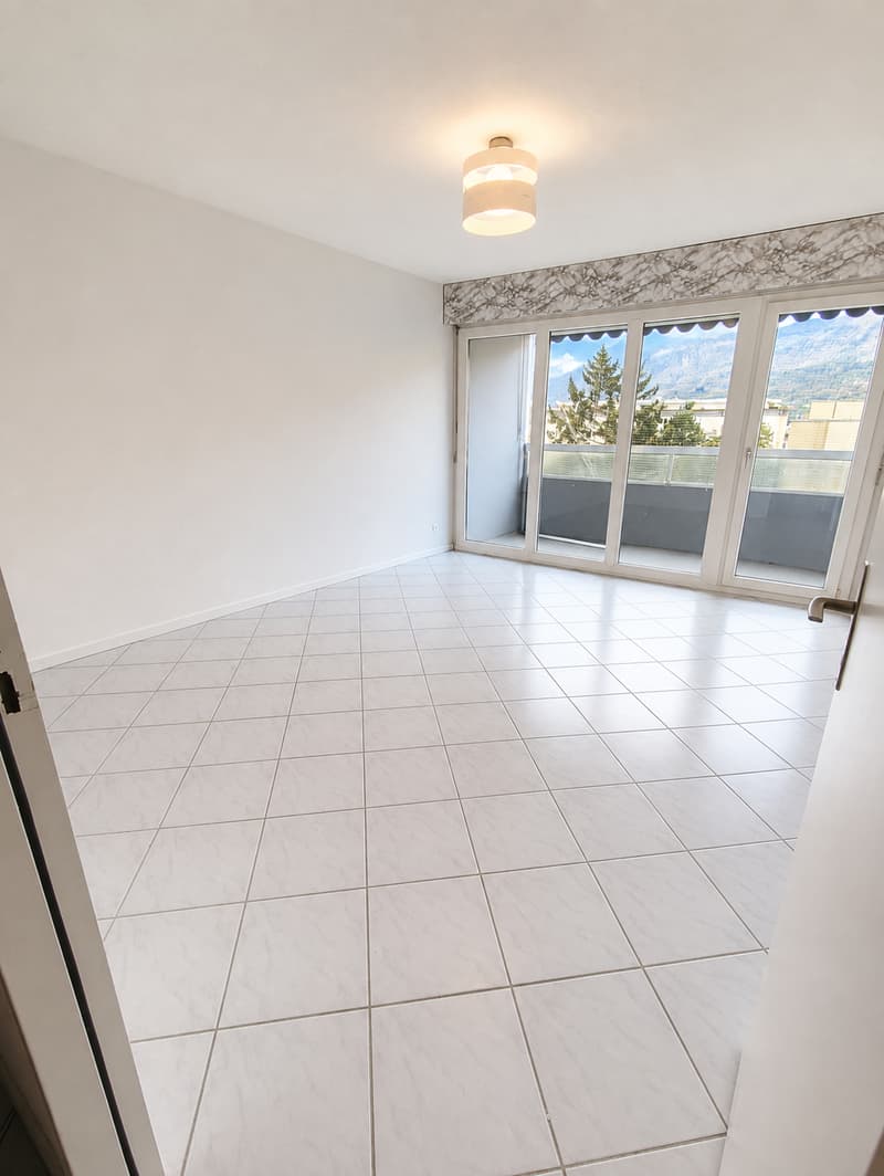 Helle 2.5-Zimmer-Wohnung mit Balkon und Bergblick in Nidau – sofort verfügbar! (3)