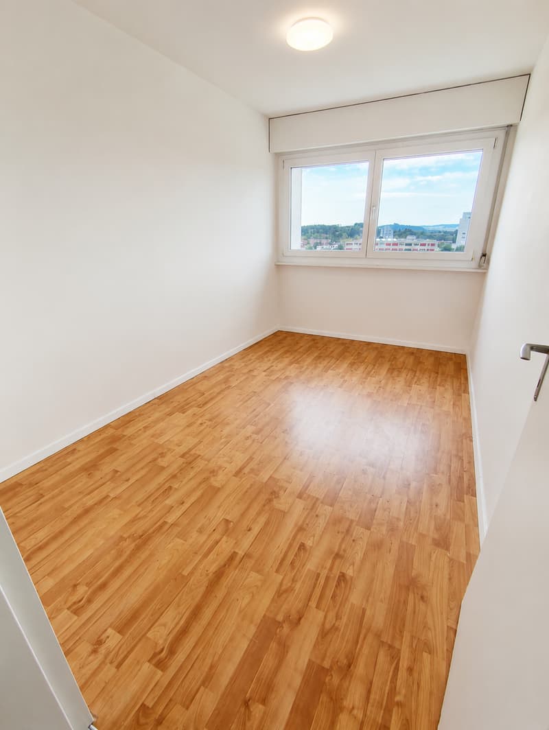 Geräumige 3.5-Zimmer-Maisonette-Wohnung mit Balkon und Bergblick in Nidau (2)