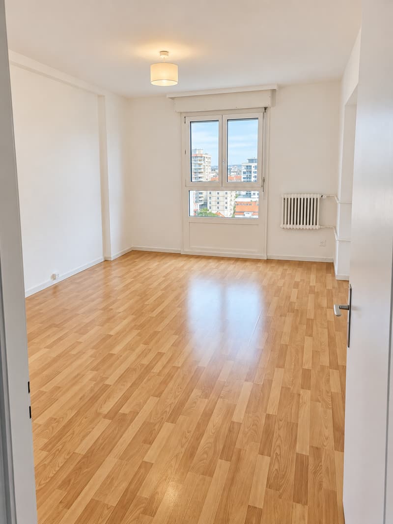 Appartement lumineux de 2.5 pièces avec vue panoramique à La Chaux-de-Fonds (5)