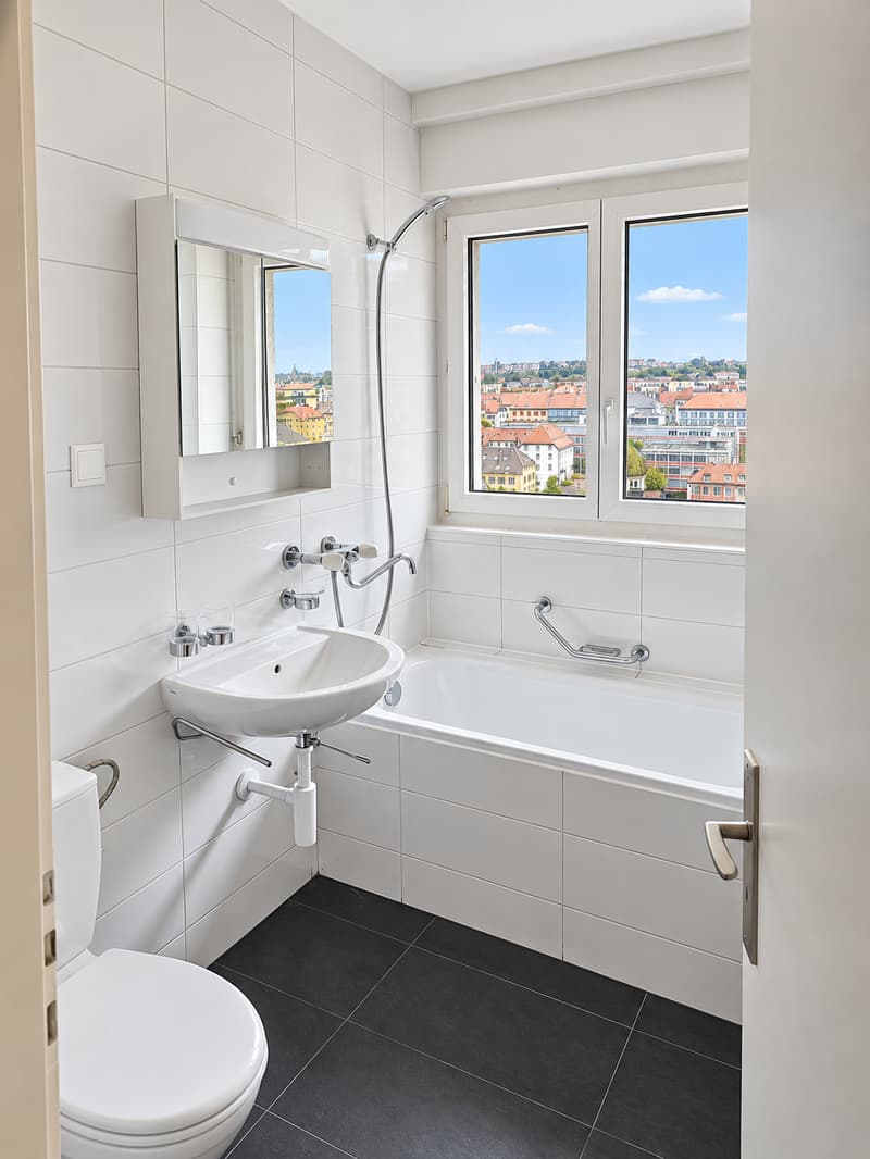 Appartement lumineux de 2.5 pièces avec vue panoramique à La Chaux-de-Fonds (2)