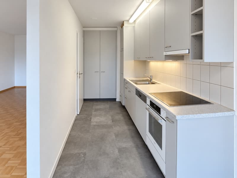 Helle 4.5-Zimmer-Wohnung mit Balkon im 6. OG in Nidau – ab sofort verfügbar! (2)