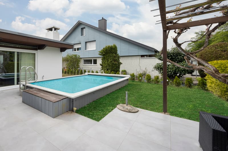 Moderne Residenz an idyllischer Lage mit Pool (2)