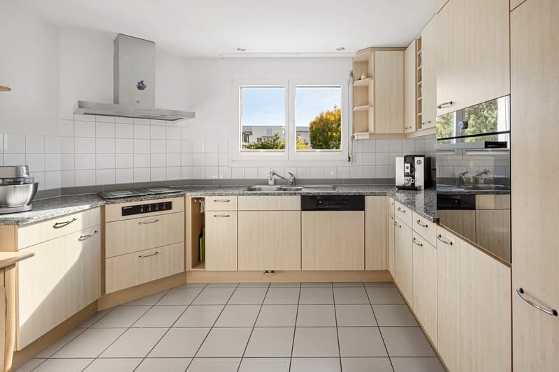 Zentrale, ruhige Wohnoase mit Sonnenbalkon und tiefem Steuerfuss (2)