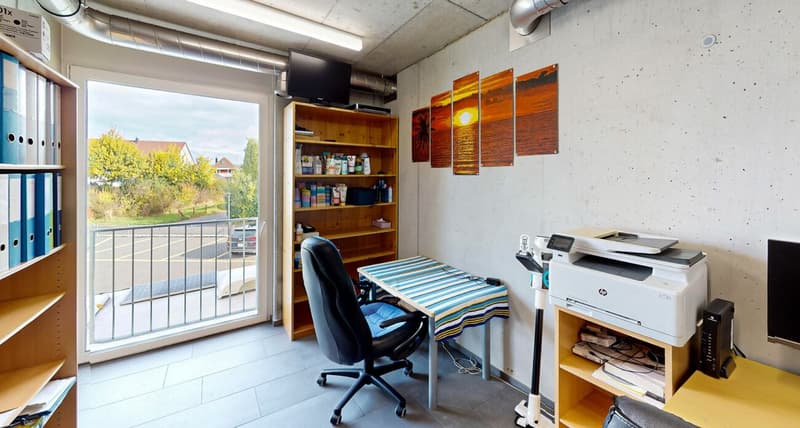 HELLES BÜRO MIT MODERNEM ARBEITSPLATZ