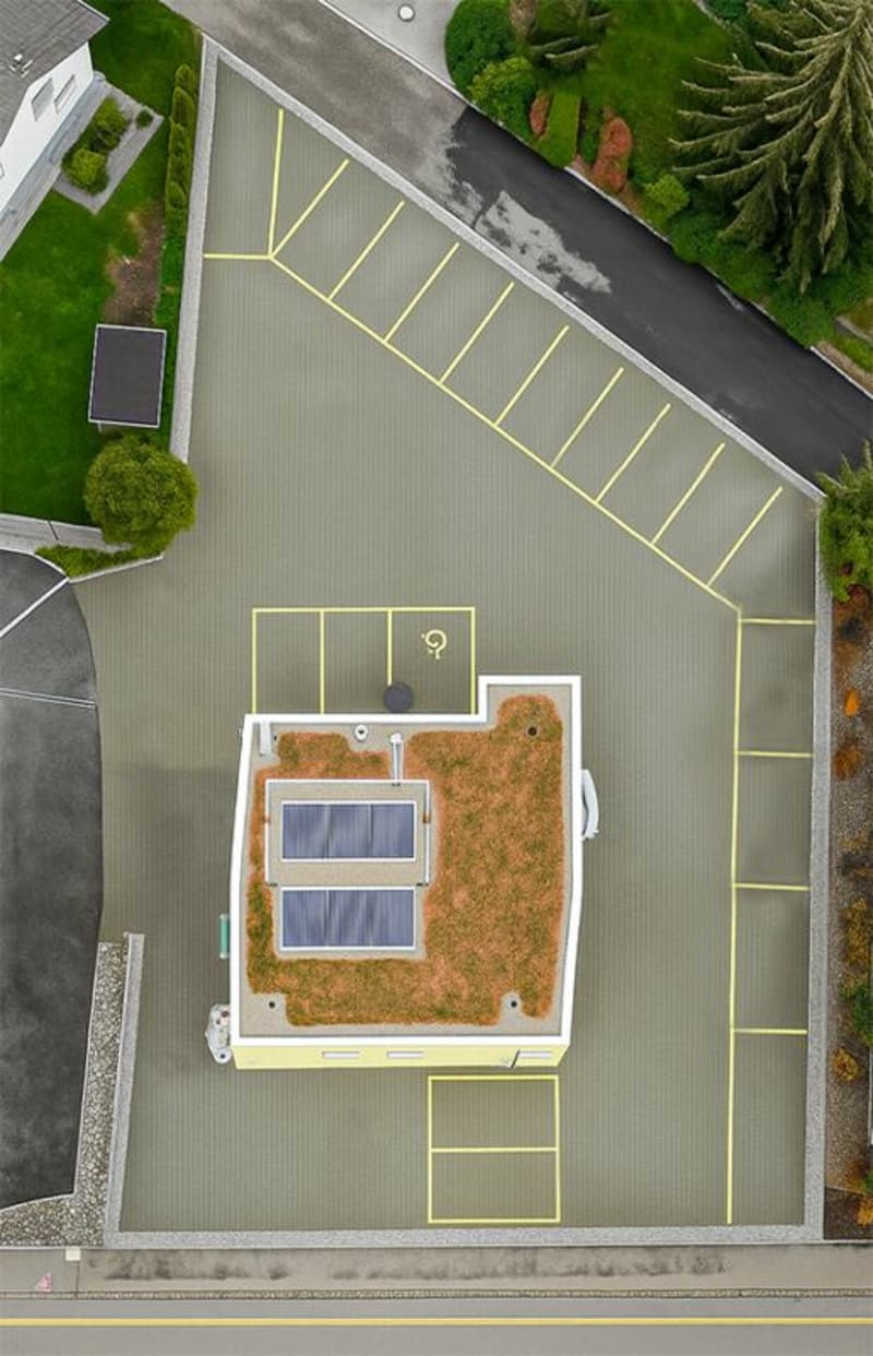 Grundstück mit grosszügigen Parkflächen