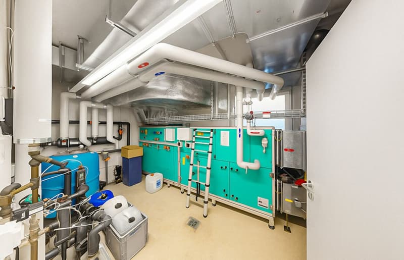 echnikraum mit moderner Heizungsanlage