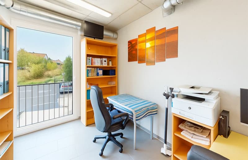 HELLES BÜRO MIT MODERNEM ARBEITSPLATZ