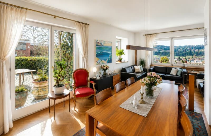 Esszimmer mit Ausgang zum Garten