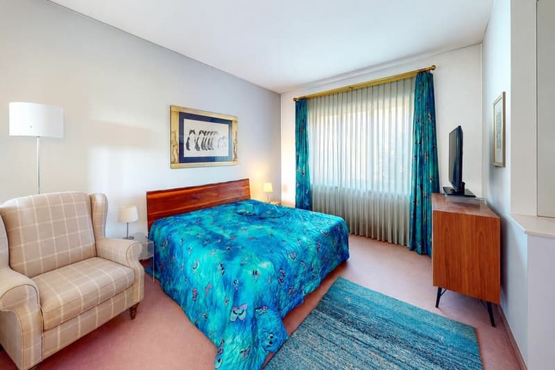 Schlafzimmer mit Zugang zum Ankleidezimmer