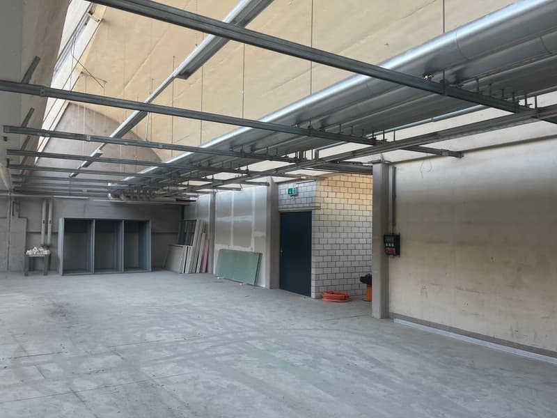 Spazio industriale, commerciale o di stoccaggio con molta luce del giorno (4)
