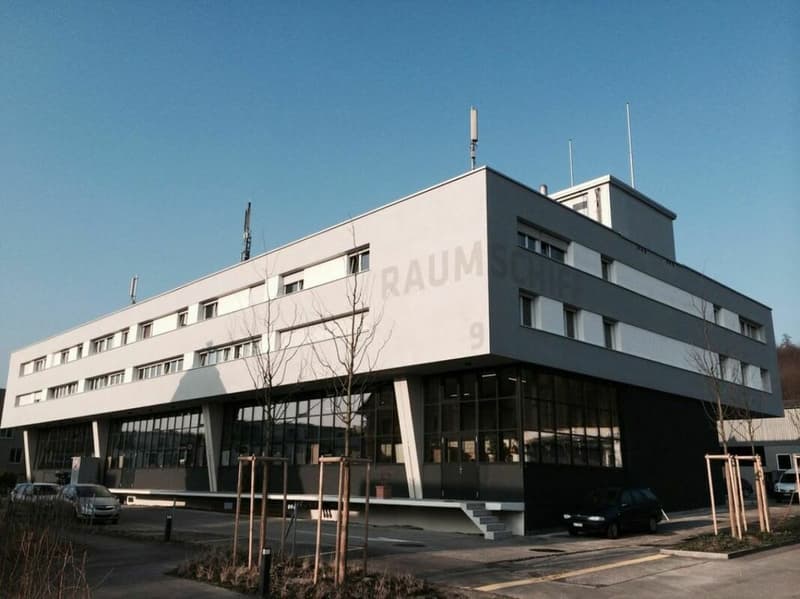 Locaux de bureau (104 m2) avec installations sanitaires propres (6)
