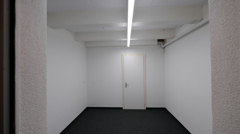 Locaux de bureau (104 m2) avec installations sanitaires propres (3)