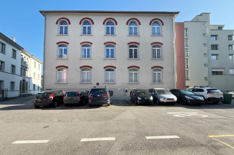Aussenparkplatz mit geteilter Elektroladestation (2)