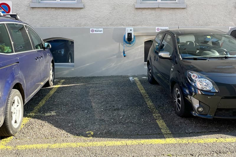 Aussenparkplatz mit geteilter Elektroladestation (3)
