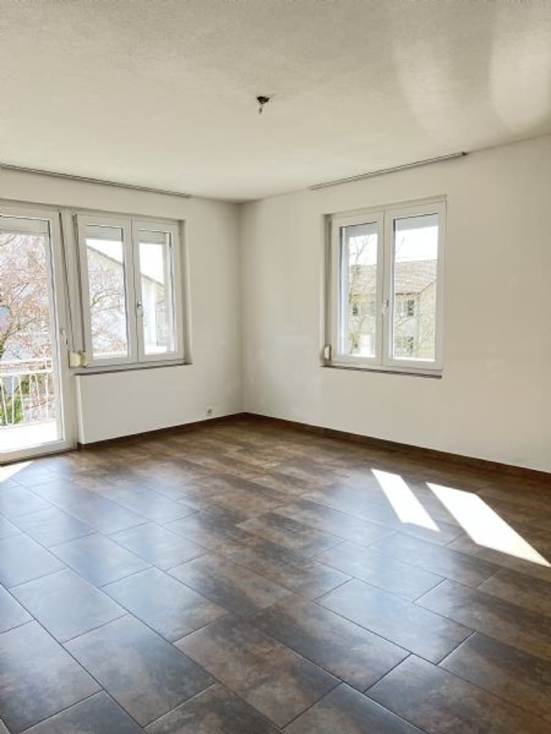 Sanierte und helle 4-Zimmerwohnung nähe Allmend Bahnhof (4)