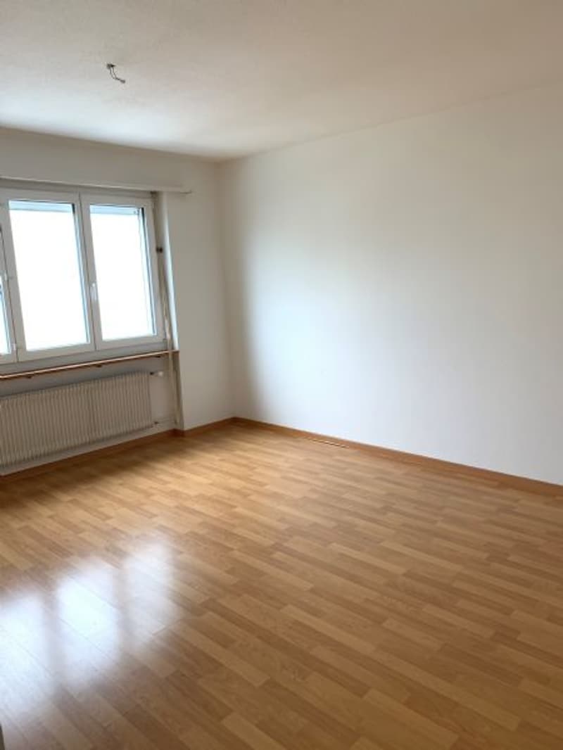 Helle und grosse 3-Zimmerwohnung an ruhiger Lage mit grossem Balkon (4)
