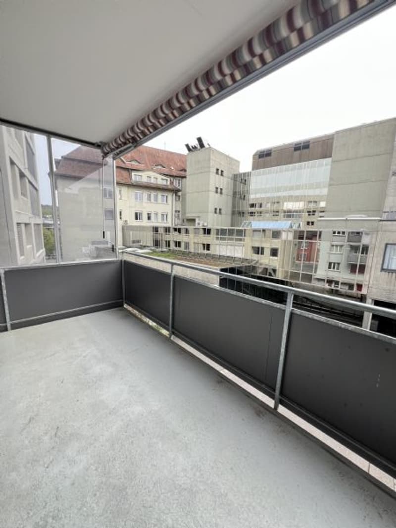 Sanierte 6-Zimmerwohnung an guter Lage zu vermieten (13)