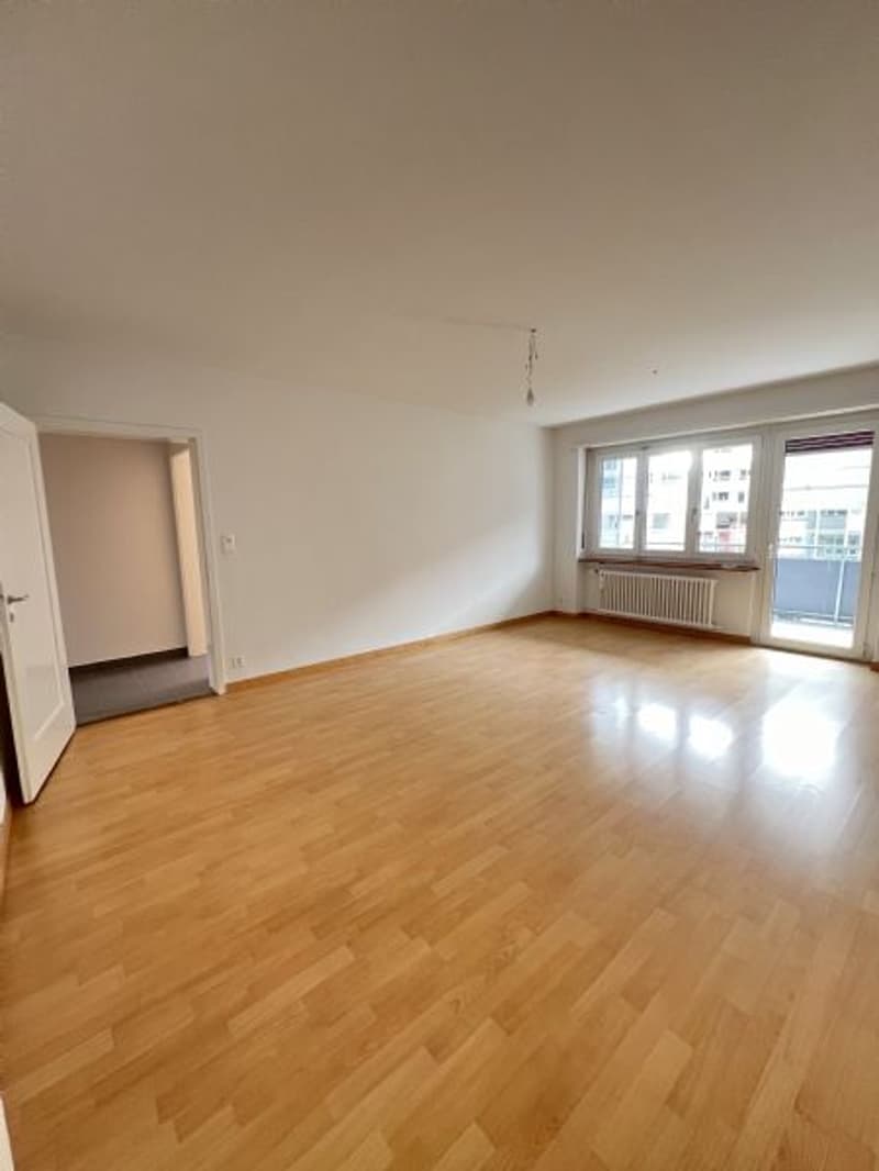 Sanierte 6-Zimmerwohnung an guter Lage zu vermieten (3)