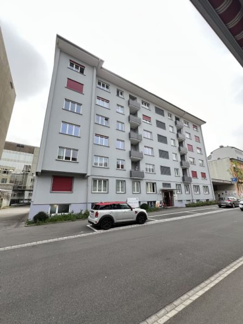 Sanierte 6-Zimmerwohnung an guter Lage zu vermieten (1)